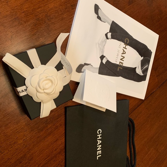 Beautiful and authentic, rare and collectible Chanel shopping bag w/ fabric held - Picture 5 of 5